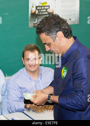 Belo Horizonte, Brésil. 26Th Oct, 2014. Le candidat présidentiel brésilien Aecio Neves recueille son certificat après avoir lancé son vote à Belo Horizonte, Brésil, le 26 octobre 2014. Credit : Xu Zijian/Xinhua/Alamy Live News Banque D'Images