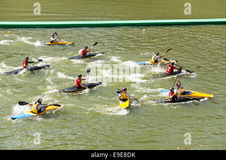 Jeu de projections colorées barattage kayak polo sur Arno comme bateau de l'équipe jaune rouge coupe joueur avec ballon pour le but fringant Banque D'Images