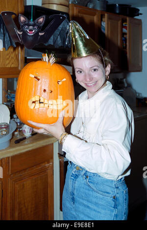 Femelle avec une citrouille sculptée à l'halloween sur marthas vineyard usa Banque D'Images