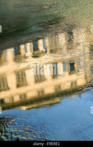 Reflet de l'image des impressionnistes élégante façade bâtiment néoclassique sur les eaux du fleuve Arno creusant Florence Banque D'Images