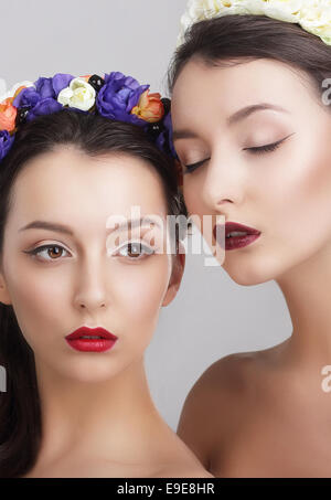 L'imagination. Les femmes en guirlandes avec fleurs Vernal Banque D'Images