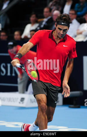 Bâle, Suisse. 26 octobre, 2014. Roger Federer renvoie la balle avec un revers lors de la finale de la Swiss Indoors à St Jakobshalle. Photo : Miroslav Dakov/ Alamy Live News Banque D'Images