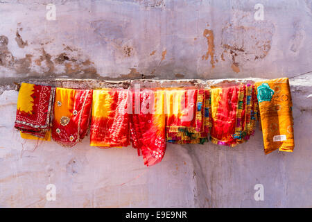 Vêtements de couleur accrochées sur un mur à Jodhpur, Rajasthan, India Banque D'Images