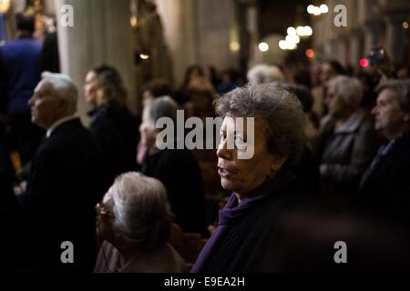 Thessalonique, Grèce. 26Th Oct, 2014. Glorification cérémonie à l'église de Saint Demetrius le saint patron de Thessalonique, Grèce le 26 octobre 2014. Credit : Konstantinos Tsakalidis/Alamy Live News Banque D'Images