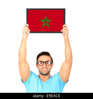 Portrait of a young man holding up conseil occasionnels avec drapeau national du Maroc Banque D'Images