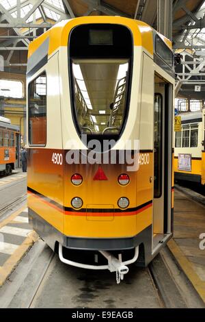 Nouvelle classe ATM 4900 Tramway (vue arrière). Milan, Italie Banque D'Images