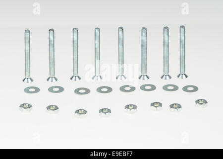Vis, écrous, boulons et isolées sur fond blanc Banque D'Images