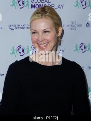 Mamans Mondial Relay lance nouvelle vidéo sur l'écran de VISION TOSHIBA à Times Square à New York City avec : Kelly Rutherford Où : New York City, New York, United States Quand : 23 Avr 2014 Banque D'Images