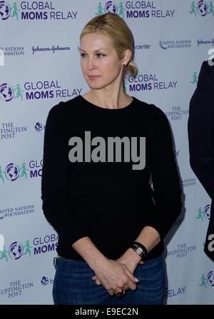 Mamans Mondial Relay lance nouvelle vidéo sur l'écran de VISION TOSHIBA à Times Square à New York City avec : Kelly Rutherford Où : New York City, New York, United States Quand : 23 Avr 2014 Banque D'Images