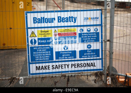 'Make' personnel de sécurité sur le mur de défense côtière Promenade Thornton-Cleveleys Rossall, UK. Banque D'Images