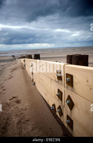 Un épi de bois réparation vissé sur le mur de défense côtière Promenade Thornton-Cleveleys Rossall, UK. Banque D'Images