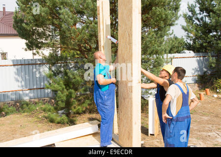 Équipe de constructeurs construction de mur en bois préfabriqués panneaux sur le chantier de construction d'une nouvelle maison en construction Banque D'Images