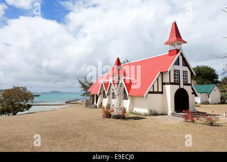L'église au toit rouge à Cap Malheureux, côte nord, Maurice Banque D'Images