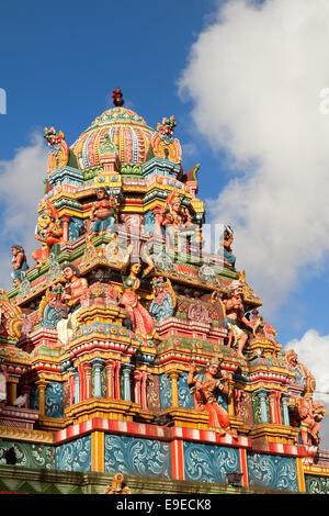 Toit coloré d'un temple hindou, l'Ile Maurice Banque D'Images