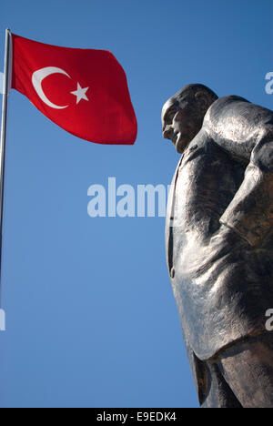 Statue de Mestafa Kemal Atatürk, le père de la Turquie et le drapeau turc Banque D'Images