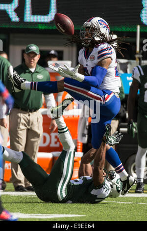 East Rutherford, New Jersey, USA. 26Th Oct, 2014. Stephon évoluait Buffalo Bills Gilmore (24) intercepte le ballon sur New York Jets le receveur Percy Harvin (16) au cours de la NFL match entre les Bills de Buffalo et les Jets de New York au Stade MetLife à East Rutherford, New Jersey. Crédit : Christopher Szagola/Cal Sport Media/Alamy Live News Banque D'Images