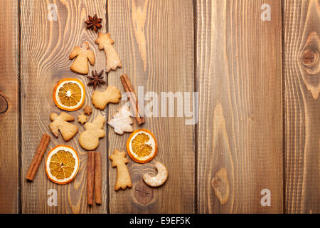 Sapin de noël faites à partir des aliments et épices décoration gingerbread cookies sur table en bois. Vue du dessus avec copie espace Banque D'Images