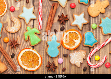 Noël arrière-plan en bois avec des épices et des biscuits au gingembre Banque D'Images