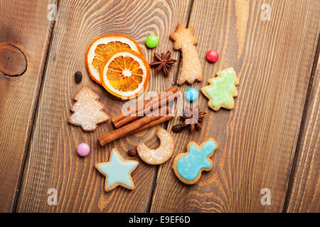 Gingerbread cookies de Noël, d'épices et bonbons sur fond de bois Banque D'Images