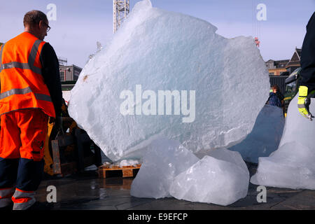 Copenhague, Danemark. 26 octobre 2014. L'œuvre d'art publique Ice Watch à l'hôtel de ville par l'artiste danois-islandais Olafur Eliasson et le géologue Minik Rosing. 100 tonnes de glace intérieure transportées de Nuup Kangerlua Fiord, Nuuk, Groenland, à Copenhague dans des conteneurs réfrigérés. La fonte des douze grands blocs de glace formés comme une horloge sert d'appel au réchauffement climatique : 100 tonnes de glace intérieure fondent tous les 100e de seconde. Cet événement marque la publication du cinquième rapport d'évaluation de la réunion du Groupe d'experts intergouvernemental sur l'évolution du climat des Nations Unies du 27-31 au 27 octobre à Copenhague. Banque D'Images