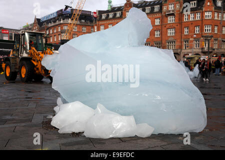 Copenhague, Danemark. 26 octobre 2014. L'œuvre d'art publique Ice Watch à l'hôtel de ville par l'artiste danois-islandais Olafur Eliasson et le géologue Minik Rosing. 100 tonnes de glace intérieure transportées de Nuup Kangerlua Fiord, Nuuk, Groenland, à Copenhague dans des conteneurs réfrigérés. La fonte des douze grands blocs de glace formés comme une horloge sert d'appel au réchauffement climatique : 100 tonnes de glace intérieure fondent tous les 100e de seconde. Cet événement marque la publication du cinquième rapport d'évaluation de la réunion du Groupe d'experts intergouvernemental sur l'évolution du climat des Nations Unies du 27-31 au 27 octobre à Copenhague. Banque D'Images