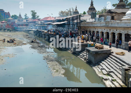 Les gens non identifiés sur la crémation cérémonie à Pashupatinath, sur Ghat situé sur la rivière Bagmati sainte à Katmandou Banque D'Images