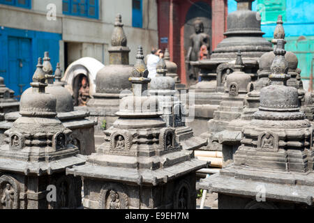 Inscriptions en pierre complexe religieux Swayambhunath Temple singe aka - ancien complexe religieux, à l'ouest de Katmandou Banque D'Images