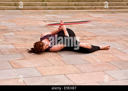 Claire Nicoll Cerceau dansant sur une après-midi d'octobre froid et venteux à l'entrée avant de l'hôtel de Caird à Dundee, Royaume-Uni Banque D'Images