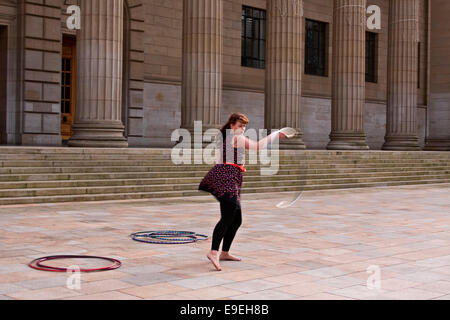 Claire Nicoll Cerceau dansant sur une après-midi d'octobre froid et venteux à l'entrée avant de l'hôtel de Caird à Dundee, Royaume-Uni Banque D'Images