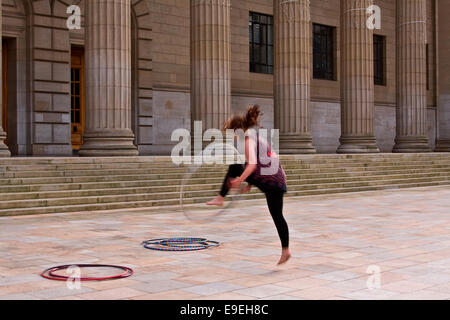 Claire Nicoll Cerceau dansant sur une après-midi d'octobre froid et venteux à l'entrée avant de l'hôtel de Caird à Dundee, Royaume-Uni Banque D'Images