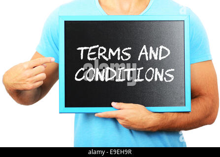 Man holding tableau noir dans les mains et en pointant le mot TERMES ET CONDITIONS Banque D'Images