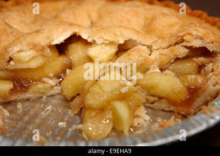 De gros morceaux de pomme dans la production en masse de la tarte aux pommes Banque D'Images