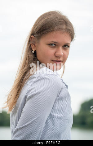 Jeune femme d'affaires à la recherche derrière son épaule Banque D'Images