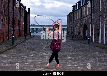 Claire Nicoll Cerceau dansant sur une après-midi d'octobre froid et venteux au Victoria Docks, quai de la ville de Dundee, Royaume-Uni Banque D'Images