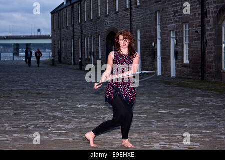 Claire Nicoll Cerceau dansant sur une après-midi d'octobre froid et venteux au Victoria Docks, quai de la ville de Dundee, Royaume-Uni Banque D'Images