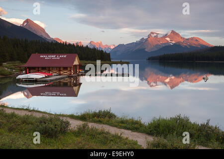 Le lac Maligne, l'un des joyau des Rocheuses canadiennes, par le coucher du soleil. Le Parc National Jasper, Alberta, Canada. Banque D'Images