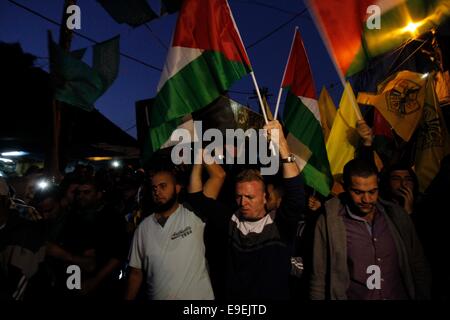 Jérusalem. 27 octobre, 2014. Les Palestiniens portent un cercueil vide pendant un enterrement symbolique pour Adbel-Rahman Shaludi, un Palestinien qui a forcé une voiture dans une station de chemin de fer de Jérusalem le mercredi et a été abattu par la police lorsqu'il a tenté de fuir la scène, dans le quartier de Silwan, à Jérusalem-Est, le 26 octobre 2014. Le Premier ministre israélien Benjamin Netanyahu a déclaré que l'embauche de 1 000 policiers et paramilitaires de la police des frontières, y compris des forces spéciales, ont été déployés dans les quartiers arabes de Jérusalem-Est pour empêcher de nouvelles violences par des jeunes Palestiniens. © Xinhua/Alamy Live News Banque D'Images