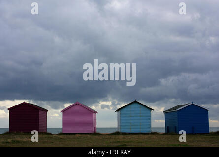 Cabines colorées à Hayling Island sur la côte sud de l'Angleterre Banque D'Images