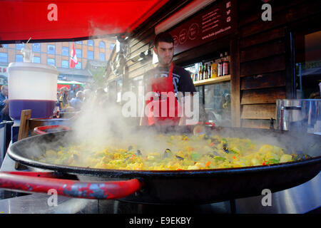 La cuisson de la paella dans une grande casserole à Camden Lock Market, Camden, London Banque D'Images