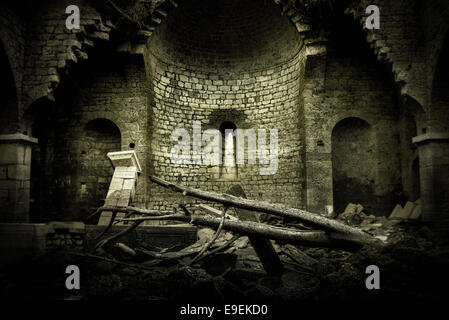 Ruines mystérieuses et église abandonnée. Banque D'Images