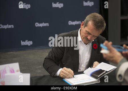 Calgary, Canada. 26Th Oct, 2014. L'astronaute canadien Chris Hadfield lance un nouveau livre plein de la photographie spatiale intitulée ''Vous êtes ici'' et l'hôte d'une signature à l'un de Calgary's librairie Indigo emplacements. Credit : Baden Roth/ZUMA/Alamy Fil Live News Banque D'Images