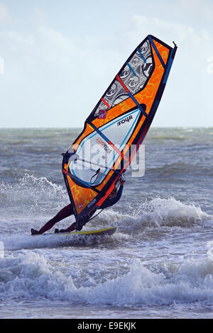 Wind surfer à Bournemouth plage près de la jetée de Bournemouth, Angleterre Banque D'Images