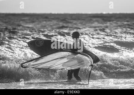 Wind surfer à Bournemouth plage près de la jetée de Bournemouth, Angleterre Banque D'Images