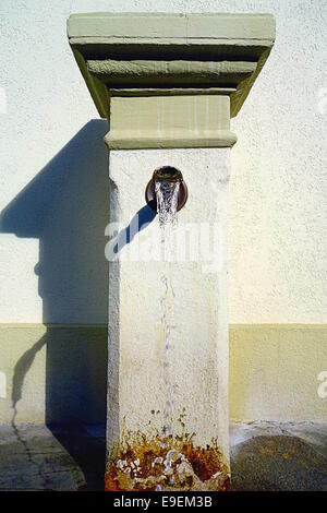 Fontaine d'eau publique dans la ville de Leukerbad, Suisse Banque D'Images