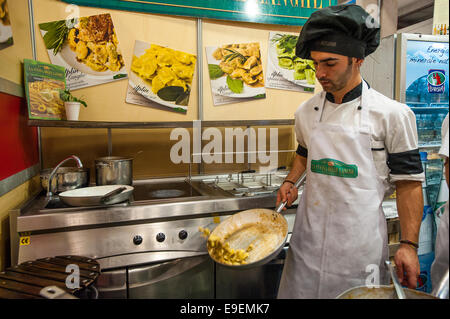 Turin, Italie. 26Th Oct, 2014. Italie Piémont Salone del Gusto e Terra Madre - Torino Lingotto - 23/27 octobre 2014 - Piémont Langhe - Cook, ravioli del plin de cuisson : crédit facile vraiment Star/Alamy Live News Banque D'Images