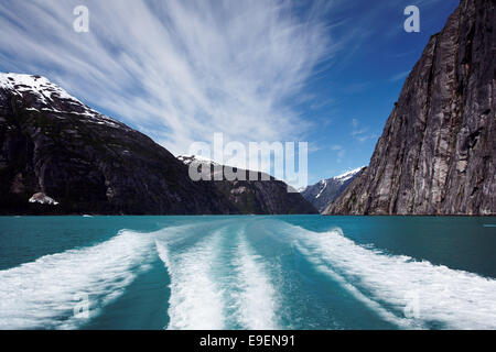 Grand-voile s'élever au-dessus de montagnes service Tracy Arm, dans le sud-est de l'Alaska, USA Banque D'Images