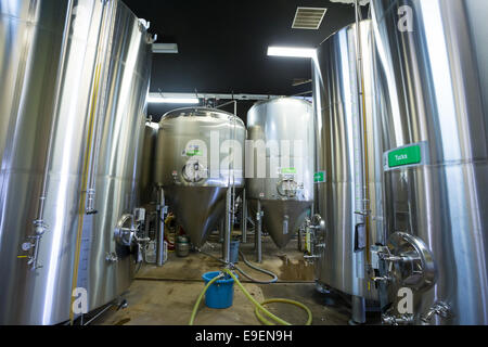 Eugene, or, USA - Le 17 juillet 2014 : en acier inoxydable fermenteurs dans la salle de brassage à oakshire brasserie, un petit fabricant de bière artisanale Banque D'Images