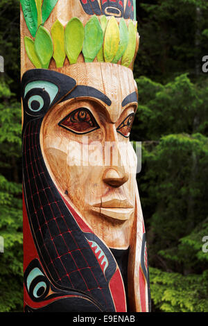 Visage sculpté de la Terre mère sur Wooch Jin Dul Shat Kooteeya totem, Parc historique national de Sitka, Sitka, Alaska, USA Banque D'Images