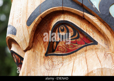 Les yeux sur visage sculpté de la Terre mère sur Wooch Jin Dul Shat Kooteeya totem, Parc historique national de Sitka, Sitka, Alaska, États-Unis Banque D'Images