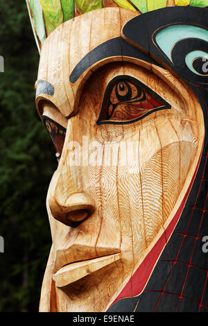 Visage sculpté de la Terre mère sur Wooch Jin Dul Shat Kooteeya totem, Parc historique national de Sitka, Sitka, Alaska, USA Banque D'Images